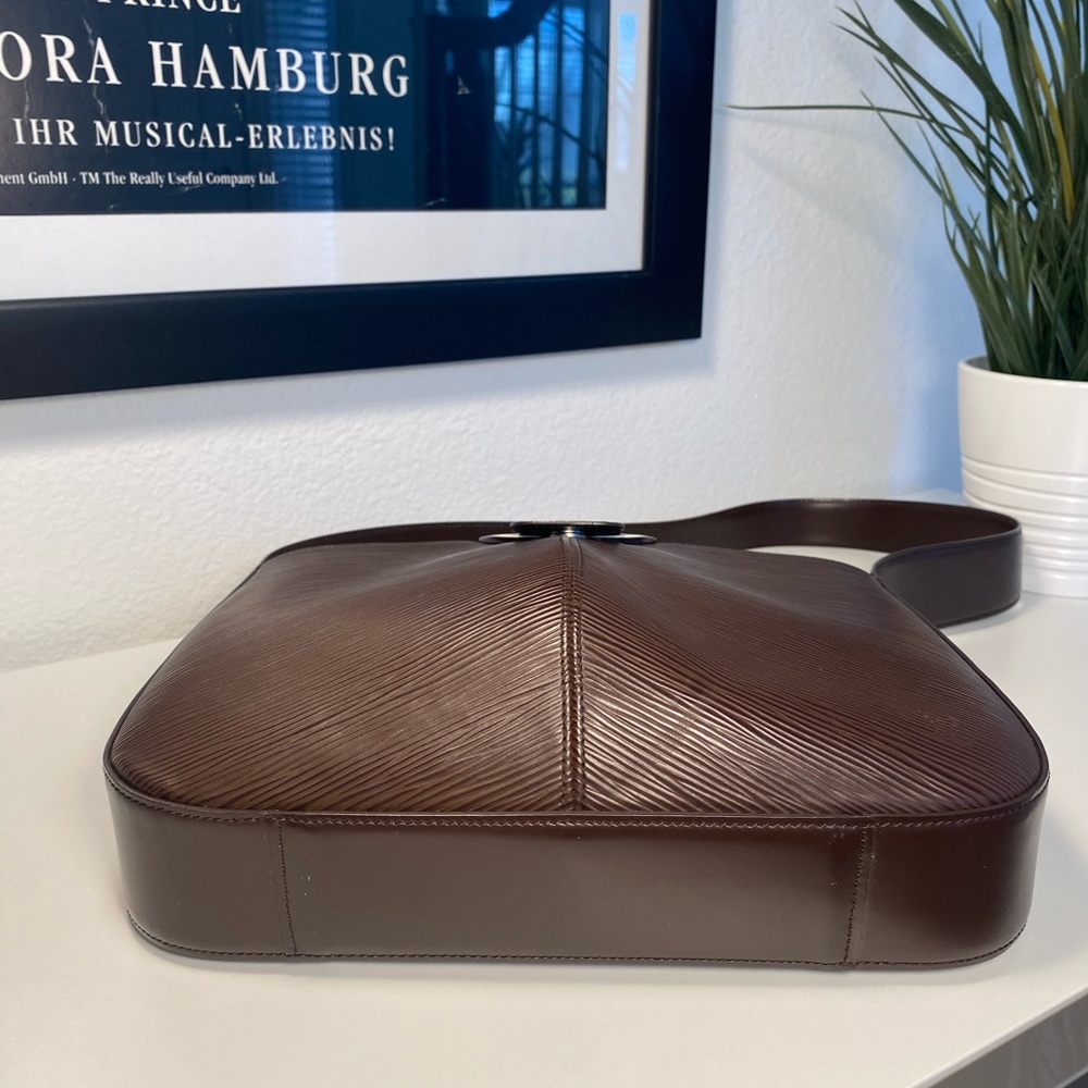 Louis Vuitton Brown Epi Leather Shoulder Bag - Picture 6 of 15